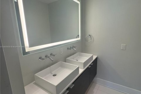 Condo in Miami Beach, Florida, 2 bedrooms  № 1685952 - photo 19