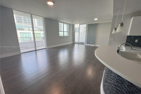 Condo in Miami Beach, Florida, 2 bedrooms  № 1685952 - photo 8