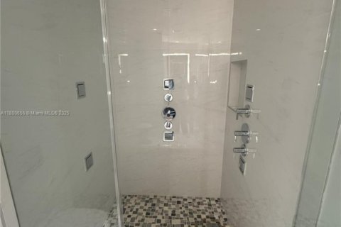 Condo in Miami Beach, Florida, 2 bedrooms  № 1685952 - photo 13
