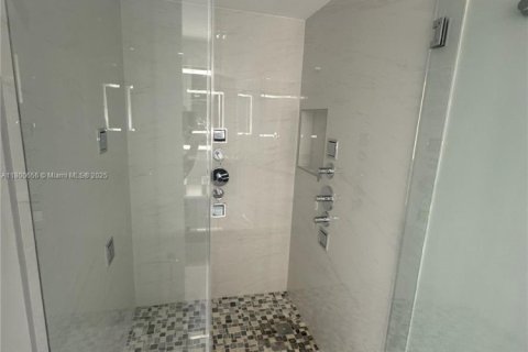 Condo in Miami Beach, Florida, 2 bedrooms  № 1685952 - photo 14