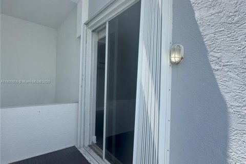 Condo in Miami Beach, Florida, 2 bedrooms  № 1685952 - photo 30