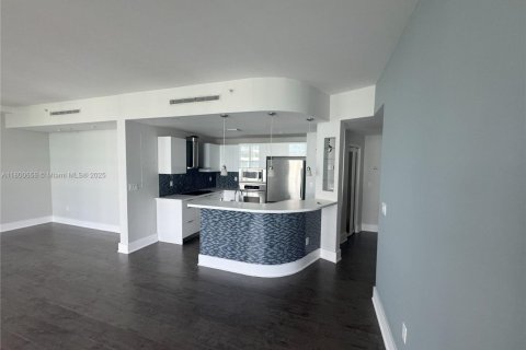Condo in Miami Beach, Florida, 2 bedrooms  № 1685952 - photo 1
