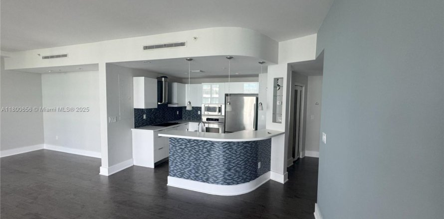 Condo in Miami Beach, Florida, 2 bedrooms  № 1685952