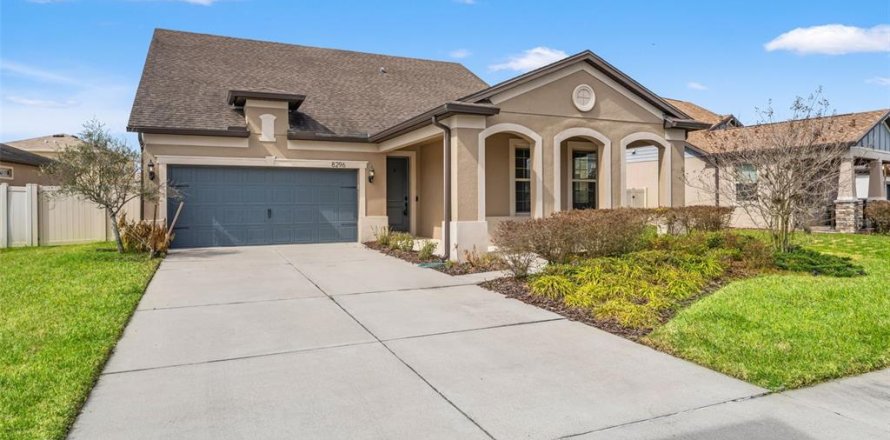 House in Wesley Chapel, Florida 4 bedrooms, 247.31 sq.m. № 2393420