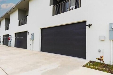Townhouse in Oakland Park, Florida 3 bedrooms, 844.11 sq.m. № 1955883 - photo 2