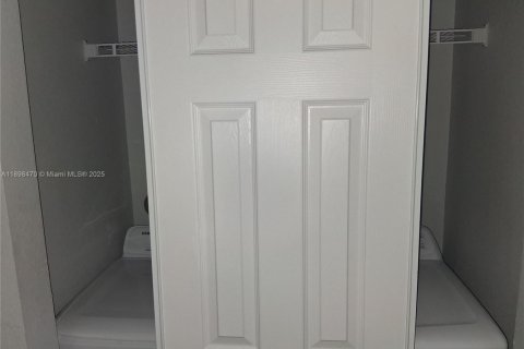 Townhouse in Oakland Park, Florida 3 bedrooms, 844.11 sq.m. № 1955883 - photo 18