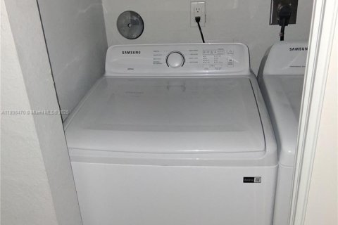 Townhouse in Oakland Park, Florida 3 bedrooms, 844.11 sq.m. № 1955883 - photo 11