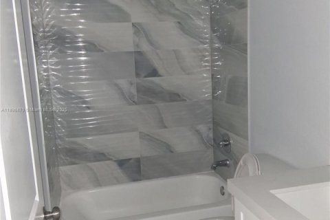 Townhouse in Oakland Park, Florida 3 bedrooms, 844.11 sq.m. № 1955883 - photo 7