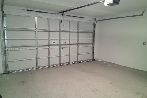 Townhouse in Oakland Park, Florida 3 bedrooms, 844.11 sq.m. № 1955883 - photo 13