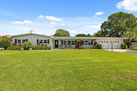 House in Winter Haven, Florida 3 bedrooms, 181.44 sq.m. № 1804869 - photo 1