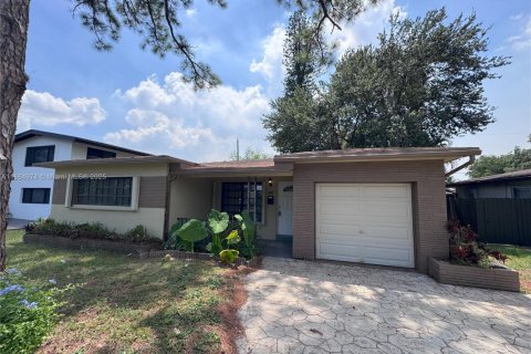 Casa en venta en Pembroke Pines, Florida, 3 dormitorios, 125.6 m2 № 1893235 - foto 1