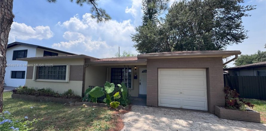 Casa en Pembroke Pines, Florida 3 dormitorios, 125.6 m2 № 1893235