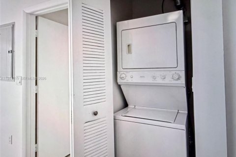 Condo in Miami, Florida, 1 bedroom  № 2060543 - photo 4