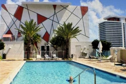 Condo in Miami, Florida, 1 bedroom  № 2060543 - photo 12