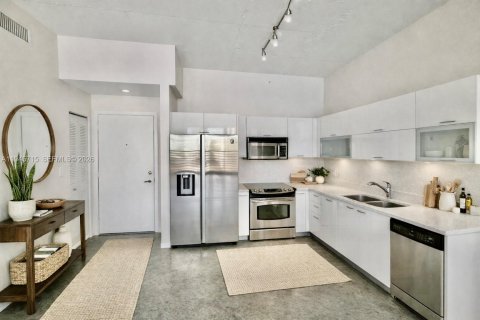 Condo in Miami, Florida, 1 bedroom  № 2060543 - photo 2