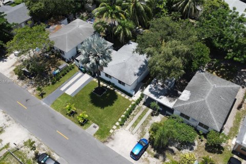 House in Miami, Florida 4 bedrooms, 137.12 sq.m. № 1881860 - photo 19