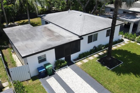 House in Miami, Florida 4 bedrooms, 137.12 sq.m. № 1881860 - photo 1