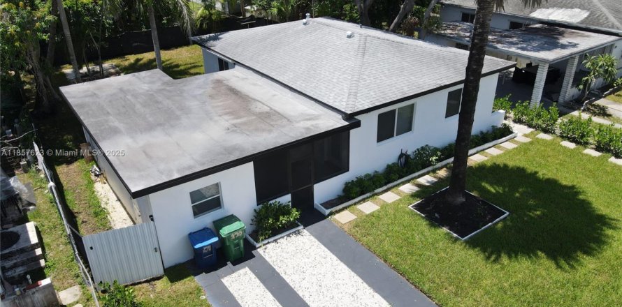 House in Miami, Florida 4 bedrooms, 137.12 sq.m. № 1881860