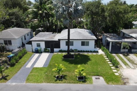 House in Miami, Florida 4 bedrooms, 137.12 sq.m. № 1881860 - photo 13