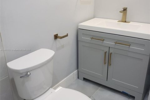 House in Miami, Florida 4 bedrooms, 137.12 sq.m. № 1881860 - photo 25