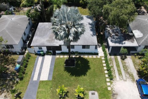 House in Miami, Florida 4 bedrooms, 137.12 sq.m. № 1881860 - photo 27
