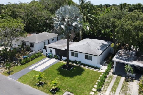 House in Miami, Florida 4 bedrooms, 137.12 sq.m. № 1881860 - photo 6