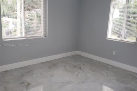House in Miami, Florida 4 bedrooms, 137.12 sq.m. № 1881860 - photo 11