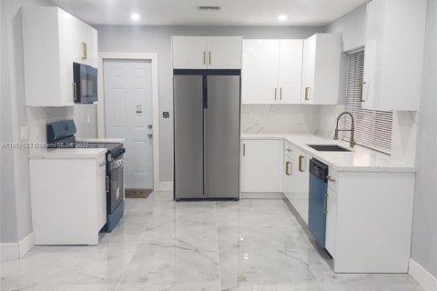 House in Miami, Florida 4 bedrooms, 137.12 sq.m. № 1881860 - photo 12