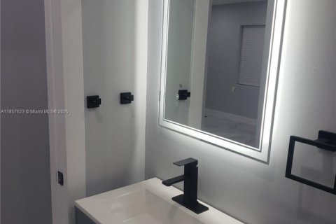 House in Miami, Florida 4 bedrooms, 137.12 sq.m. № 1881860 - photo 10