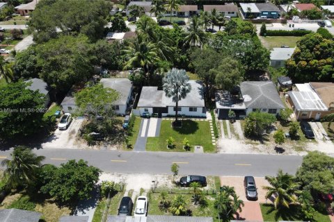 House in Miami, Florida 4 bedrooms, 137.12 sq.m. № 1881860 - photo 20