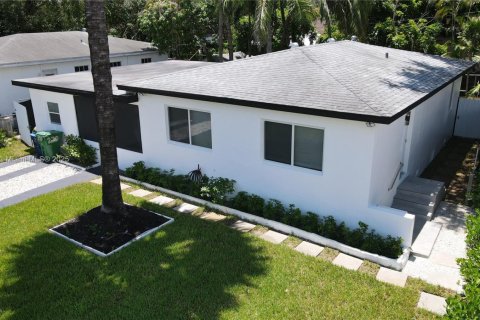 House in Miami, Florida 4 bedrooms, 137.12 sq.m. № 1881860 - photo 9