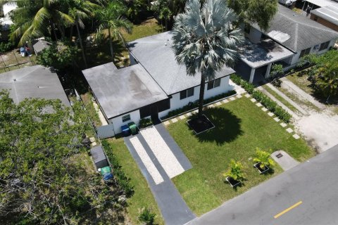 House in Miami, Florida 4 bedrooms, 137.12 sq.m. № 1881860 - photo 7