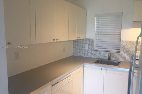 Condo in Hollywood, Florida, 1 bedroom  № 1741513 - photo 3