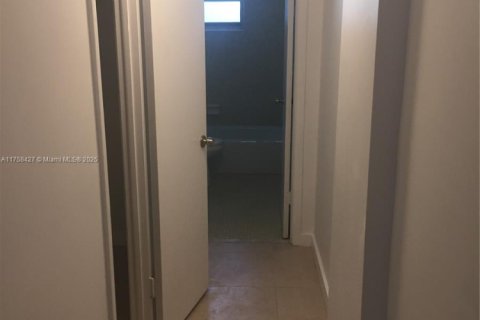 Condo in Hollywood, Florida, 1 bedroom  № 1741513 - photo 11