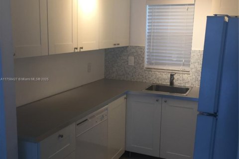 Condo in Hollywood, Florida, 1 bedroom  № 1741513 - photo 4