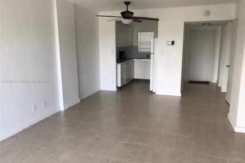 Condo in Hollywood, Florida, 1 bedroom  № 1741513 - photo 6