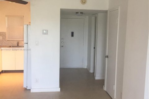 Condo in Hollywood, Florida, 1 bedroom  № 1741513 - photo 2
