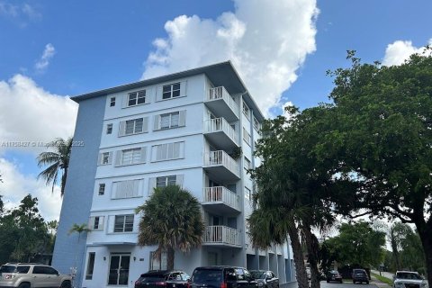 Condo in Hollywood, Florida, 1 bedroom  № 1741513 - photo 19