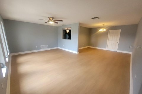 Casa en alquiler en Port Richey, Florida, 3 dormitorios, 161.19 m2 № 1916852 - foto 4