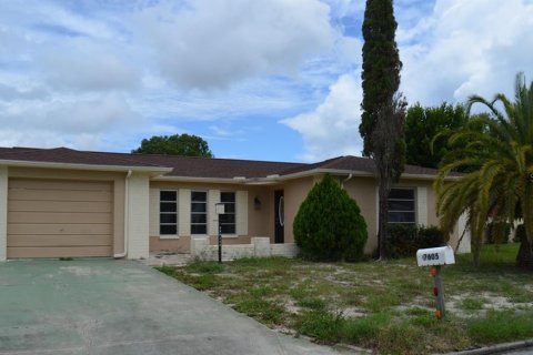 Casa en alquiler en Port Richey, Florida, 3 dormitorios, 161.19 m2 № 1916852 - foto 1