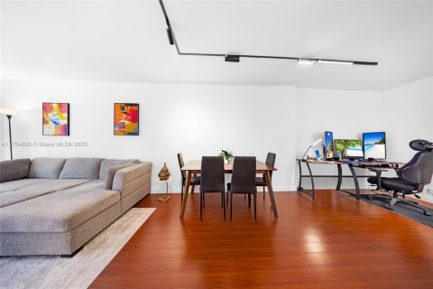 Condo in Miami Beach, Florida, 1 bedroom  № 1862915 - photo 11