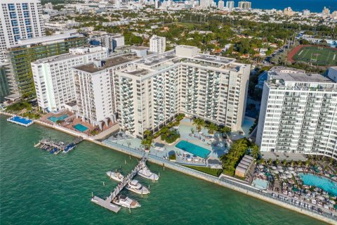 Condo in Miami Beach, Florida, 1 bedroom  № 1862915 - photo 1