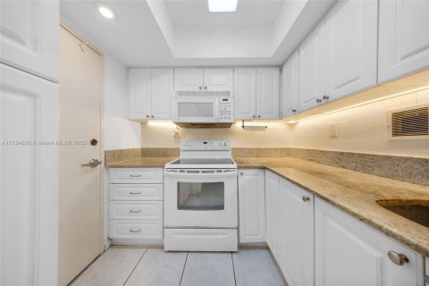 Condo in Miami Beach, Florida, 1 bedroom  № 1862915 - photo 20