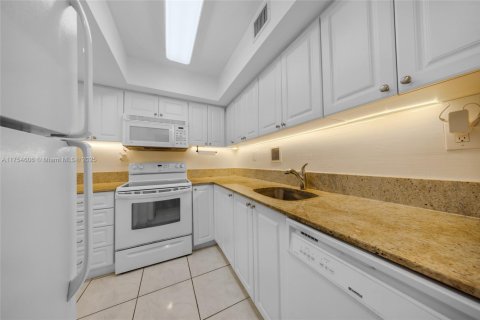 Condo in Miami Beach, Florida, 1 bedroom  № 1862915 - photo 19