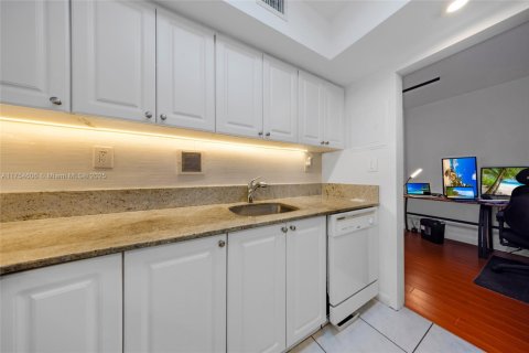 Condo in Miami Beach, Florida, 1 bedroom  № 1862915 - photo 21