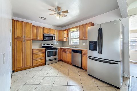 House in Saint Petersburg, Florida 3 bedrooms, 143.35 sq.m. № 1819452 - photo 9