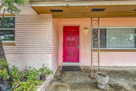 House in Saint Petersburg, Florida 3 bedrooms, 143.35 sq.m. № 1819452 - photo 3