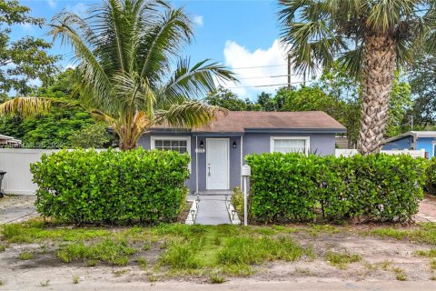 Villa ou maison à louer à Fort Lauderdale, Floride: 2 chambres, 62.43 m2 № 1931779 - photo 1