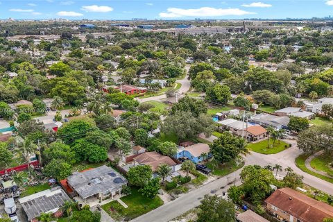 Villa ou maison à louer à Fort Lauderdale, Floride: 2 chambres, 62.43 m2 № 1931779 - photo 2