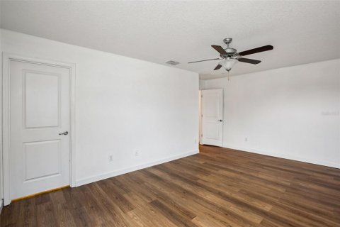 House in Land O' Lakes, Florida 5 bedrooms, 350.52 sq.m. № 1852658 - photo 27